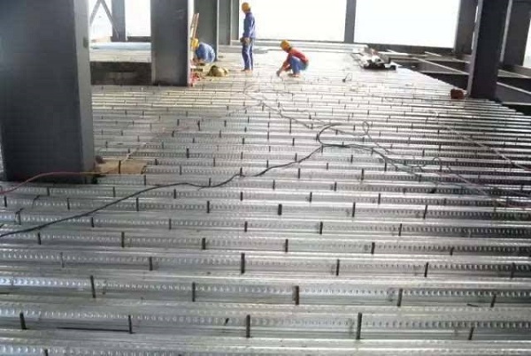 鋼結構建筑樓承板上水泥鋪多厚合適？